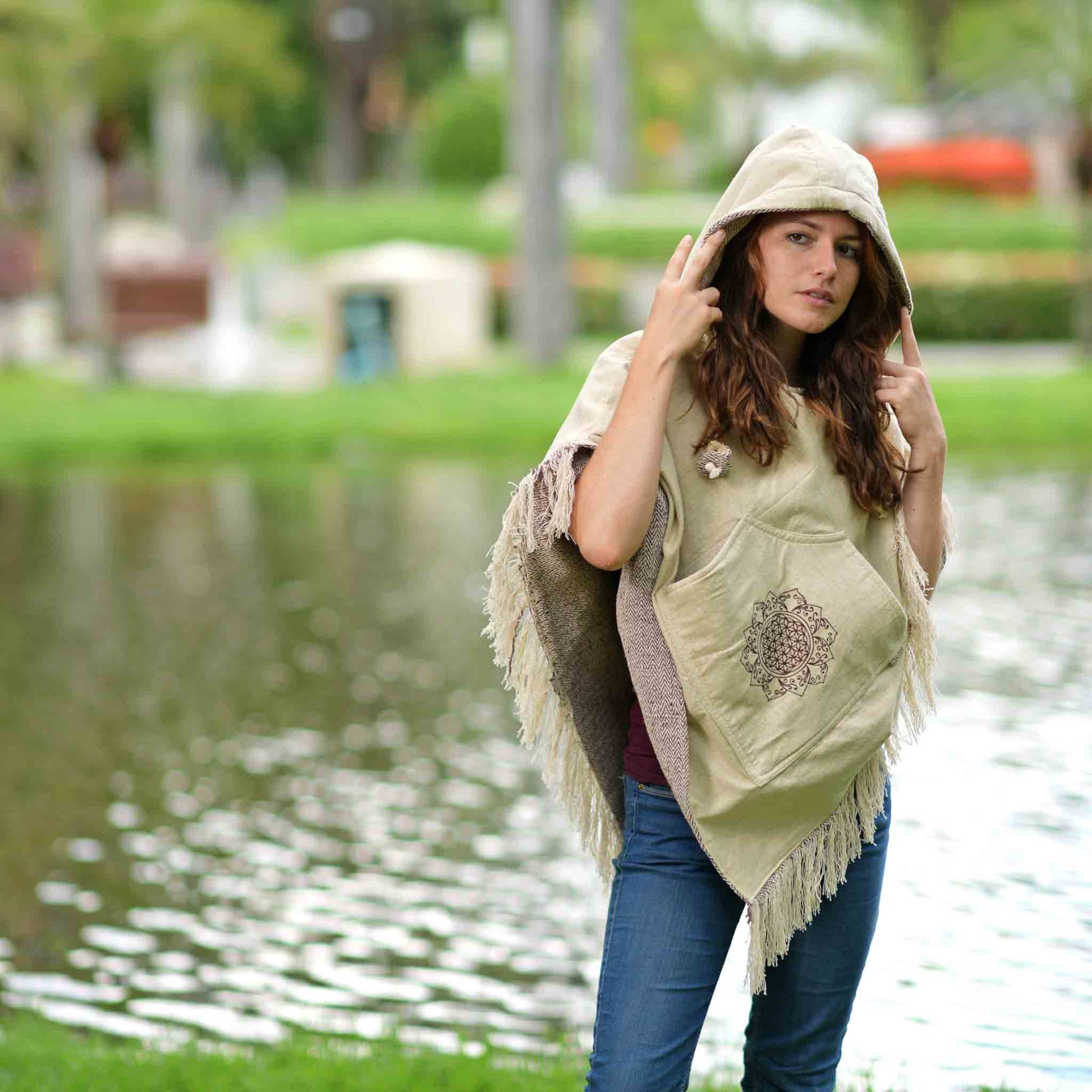 model-sm Baja Poncho aus Hanf Relaxed
